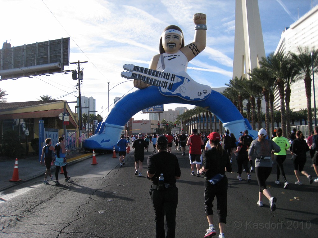 Las Vegas 2010 - Marathon 0761.JPG - The 2010 Las Vegas Fire - Ice and Sweat Tour. Half Marathon, Red Rock Canyon, Casinos, Valley of Fire.... and buffets!